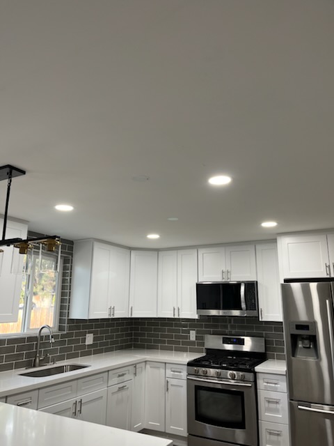 Subway tile backsplash and a peninsula counter